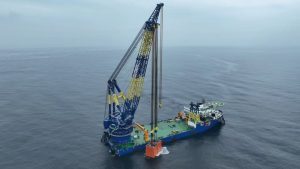 5000-Ton self-propelled full-rotation crane vessel was successfully delivered f9be394bd4fe83f3044f936b5aeefed 300x169